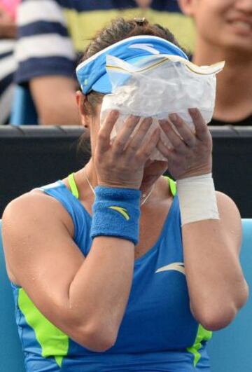 Desde el primer día de competición el Abierto de Australia está registrando temperaturas que superan los 40ºC por la ola de calor que afecta a Melbourne. Zheng Jie con bolsas de hielo para combatir las altas temperaturas.