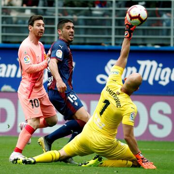 El delantero argentino del Barcelona Messi anota el 1-1 ante el Eibar.