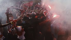 Ambiente en los alrededores del Wanda Metropolitano antes del derbi. 