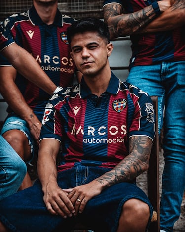 El recién ascendido Levante ha sacado una nueva piel con un diseño original. Macron ha respetado las franjas azulgranas, pero ha incorporado en ellas unos trazos diagonales con orientación y grosor diferentes entre sí. Además, como color secundario ha elegido el dorado. 
