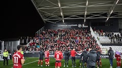 Los jugadores del Mirandés agradecen el aliento de sus aficionados en Burgos.