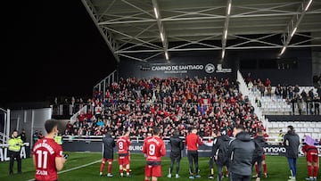 Los jugadores del Mirandés agradecen el aliento de sus aficionados en Burgos.