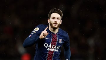 Soccer Football - Ligue 1 - Paris St Germain v Stade Rennes - Parc des Princes, Paris, France - December 6, 2025 Paris St Germain's Khvicha Kvaratskhelia celebrates scoring their first goal REUTERS/Benoit Tessier