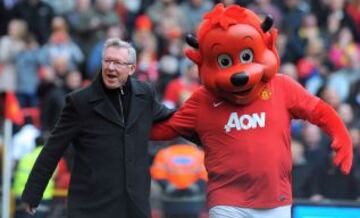 Alex Ferguson saluda a la mascota Fred the Red antes del partido de la Premier League entre el Manchester United y Queens Park Rangers en Old Trafford en Manchester.