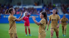 Graham Hansen y Claudia Pina celebran un gol del Barça al AEM en el primer partido de pretemporada 2022-23.