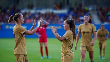 Graham Hansen y Claudia Pina celebran un gol del Barça al AEM en el primer partido de pretemporada 2022-23.