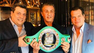Mauricio Sulaimán, Sylvester Stallone y Miguel Alemán Magnani entregando el cinturón por los 40 años de Rocky.
