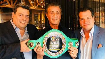 Mauricio Sulaim&aacute;n, Sylvester Stallone y Miguel Alem&aacute;n Magnani entregando el cintur&oacute;n por los 40 a&ntilde;os de Rocky.