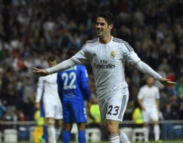 Isco jugador del Real Madrid celebrando el gol 3-0 para su equipo, durante el partido de Liga en Primera División que disputan esta noche en el estadio Santiago Bernabéu, en Madrid.