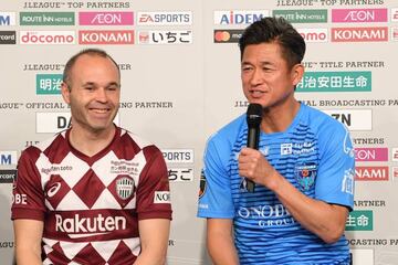 Andr&eacute;s Iniesta y Kazuyoshi Miura, durante la presentaci&oacute;n de la J-League.
