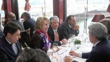 <b>ANFITRIONES. </b>Cerezo y Gil Marín fueron los anfitriones del almuerzo oficial en Hamburgo. En la foto Astiazarán y Esperanza Aguirre, en la mesa de Cerezo.