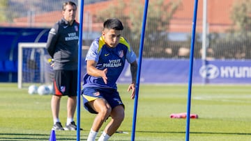 Almada, en un entrenamiento con el Atlético.