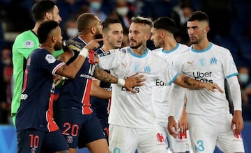 Es una rivalidad joven la que enfrenta al PSG y al Olympique de Marsella: comenzó en torno a los años 80, cuando el equipo parisino empezó a despuntar (hay que recordar que surgió en 1970). Y como prácticamente todas las grandes rivalidades entre ciudades, tiene connotaciones sociales, económicas, culturales. Fue a partir de 1989, cuando esta rivalidad se acrecentó: el 5 de mayo de ese año, Frank Sauzeé marcó en el tiempo de descuento para que el conjunto marsellés diese un paso importante para ganar la Liga, algo que no lograba desde 1972. Ahí comenzaría una época dorada marsellesa, en la que ganarían cinco Ligas consecutivas. Pero al conocerse los amaños y las irregularidades financieras en 1993, se le retiró esa última Liga: el segundo clasificado era el PSG, pero no quiso que le dieran el título puesto que Canal Plus, que era uno de los máximos accionistas del equipo parisino, recibió cartas de gente del sur de Francia amenazando con darse de baja del canal de pago. Desde entonces, las puyas, críticas y amenazas entre ambas aficiones cuando se acerca la fecha del partido son constantes. La última fue la prohibición de lucir camisetas del PSG en Marsella los días previos a la final de la Champions del pasado mes de agosto...