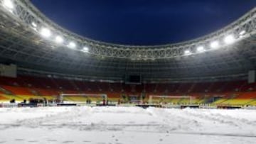 En el estadio hay nieve. Sin embargo, en el c&eacute;sped artificial se ha retirado y tan s&oacute;lo cubre la parte en la que est&aacute; situada la pista de atletismo. La temperatura a la hora del partido puede roza los -14.