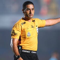 Roberto García Orozco pitó en la Liga Premier de Egipto