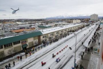 Acto ceremonial del comienzo de la carrera de trineos con perros que se celebró el pasado sábado en Anchorage, Alaska.