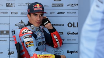 Marc Márquez se prepara en el box de Gresini durante el GP de Indonesia de MotoGP.