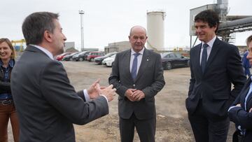 Josu Jon Imaz con el actual mandatario de la Autoridad Portuaria de Bilbao, Ricardo Barkala, y el diputado general de Bizkaia, Unai Rementeria.