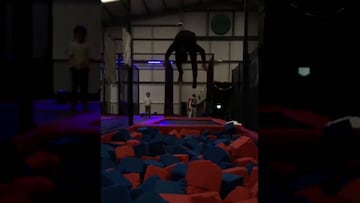 Claudio Bravo y su acrobático salto a lo Tomás González