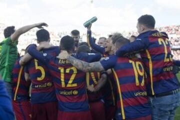 Los jugadores del Barcelona celebran el título de Liga.