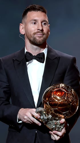 El fútbol es un deporte colectivo. Pero un colectivo lo forman varios individuos. 11, en el caso del balompié. Cada uno de estos individuos son vitales para que el conjunto
funcione, pero siempre destaca uno sobre los demás. Por eso se entrega el Balón de Oro al final de cada temporada al mejor individuo de todos. Y Lionel Messi, para muchos el mejor jugador de todos los tiempos, lo ha recibido en ocho ocasiones, el que más con amplio margen con el segundo, Cristiano Ronaldo, que tiene cinco.
Messi tiene muchos más récords individuales como las botas de oro, los goles en un año o asistencias totales, pero, sin duda, el de los ocho balones de oro no tiene pinta de que nadie lo alcance por el momento. Lionel Andrés Messi Cuccittini.