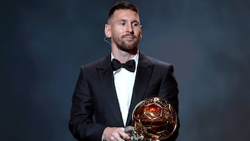 El fútbol es un deporte colectivo. Pero un colectivo lo forman varios individuos. 11, en el caso del balompié. Cada uno de estos individuos son vitales para que el conjunto
funcione, pero siempre destaca uno sobre los demás. Por eso se entrega el Balón de Oro al final de cada temporada al mejor individuo de todos. Y Lionel Messi, para muchos el mejor jugador de todos los tiempos, lo ha recibido en ocho ocasiones, el que más con amplio margen con el segundo, Cristiano Ronaldo, que tiene cinco.
Messi tiene muchos más récords individuales como las botas de oro, los goles en un año o asistencias totales, pero, sin duda, el de los ocho balones de oro no tiene pinta de que nadie lo alcance por el momento. Lionel Andrés Messi Cuccittini.