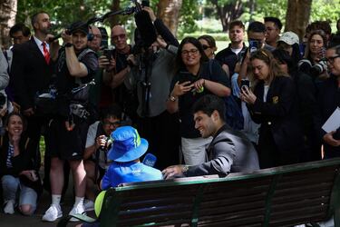El español Carlos Alcaraz es entrevistado por un niño después de posar con la Norman Brookes Challenge Cup