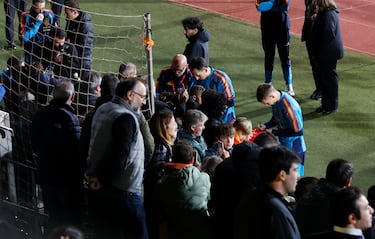 Luis de la Fuente, Mikel Oyarzabal y Dani Olmo firmando autógrafos.