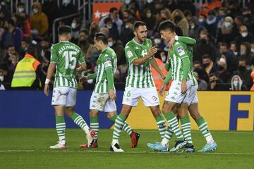 Los jugadores del Betis celebran el gol del delantero malagueño.