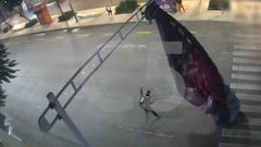 Un paracaidista se engancha con un semáforo en Ciudad de México