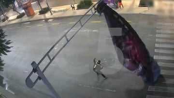 Paracaidista enganchado a un semáforo en Ciudad de México