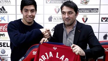 GRAF212. PAMPLONA, 11/01/2018.- El centrocampista sevillano Borja Lasso, junto al director deportivo de Osasuna Braulio Vazquez (d), ha sido presentado hoy como nuevo jugador rojillo donde jugará decidido lo que resta de temporada. EFE/Jesús