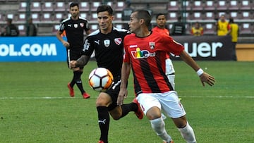 Leonardo Aponte (R) of Venezuela&#039;s Deportivo Lara vies for the ball with Jonathan Menedez of Argentina&#039;s Independiente, during their Copa Libertadores 2018 football match held at the Metropolitano stadium, in Barquisimeto, Venezuela, on March 1, 2018. / AFP PHOTO / Luis SALAZAR