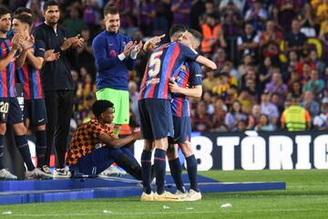 Sergio Busquets y Jordi Alba de abrazan en el d¨ªa de la despedida de ambos del Camp Nou.
