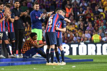 Sergio Busquets y Jordi Alba de abrazan en el día de la despedida de ambos del Camp Nou.