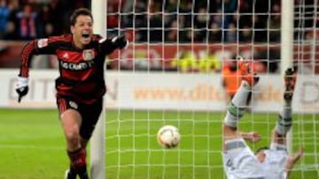 Chicharito celebraba junto a Bellarabi su triplete ante el Borussia Moenchengladbach