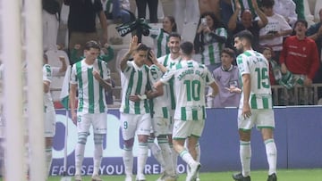 Kuki, con sus compañeros