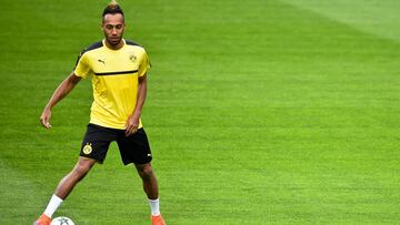 (FILES) This file photo taken on October 17, 2016 shows Dortmund&#039;s Gabonese forward Pierre-Emerick Aubameyang attending a training session at Alvalade stadium in Lisbon, on the eve of the UEFA Champions League group F football match Sporting CP vs Bo