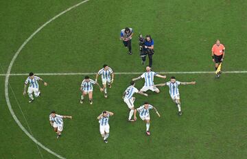 Los jugadores argentinos celebran su victoria en la final del Mundial ante Francia. Campeones del Mundo.