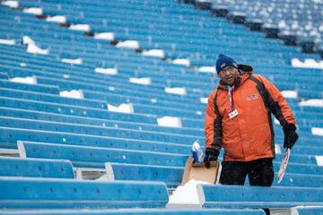 ORCHARD PARK, NY - DECEMBER 10: A man clears off seats before a game between the Buffalo Bills and Indianapolis Colts on December 10, 2017 at New Era Field in Orchard Park, New York. Brett Carlsen/Getty Images/AFP  == FOR NEWSPAPERS, INTERNET, TELCOS & TE