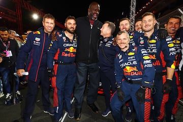 Shaquille O'Neal posa con miembros del equipo Red Bull Racing. 