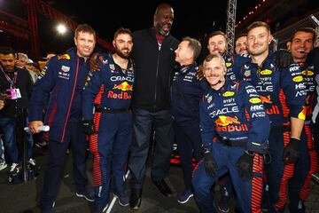 Shaquille O'Neal posa con miembros del equipo Red Bull Racing. 