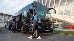 I&ntilde;aki Williams sube al autob&uacute;s de vuelta a Lezama desde Loiu.