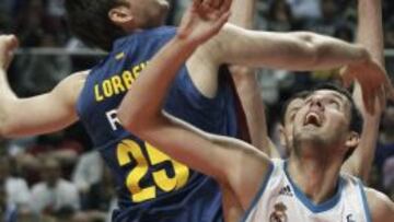 El ala pivot del Real Madrid Nicola Mirotic (c) lucha con el ala pivot esloveno del Barcelona Real, Erazerm Lorbek.