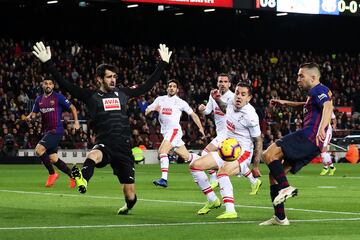 El jugador del Barcelona Jordi Alba dispara a portería ante el portero del Eibar Riesgo. 