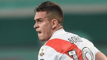 Rafael Santos Borr&eacute;, en un partido de River Plate