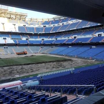 El interior del estadio del Real Madrid presenta durante estos días un aspecto muy diferente. Escombros y maquinaria son los protagonistas ahora sobre el césped del Bernabéu. El levantamiento del césped es ya casi total y en su lugar están los restos que dejan las máquinas en el proceso de remodelación.