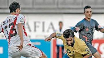 <b>IMPARABLE. </b>Los jugadores del Sevilla Atlético tuvieron que multiplicarse para frenar a Márquez. Pero ni a pares evitaron sus goles.