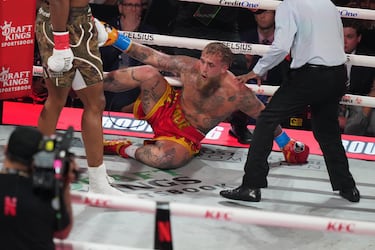 Jake Paul cae a la lona tras ser golpeado por Anthony Joshua durante su combate de peso pesado.