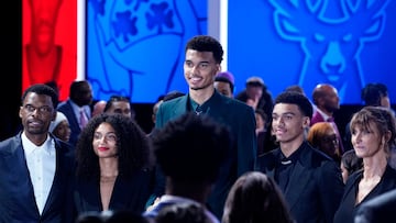 French basketball player Victor Wembanyama (C) poses with his father Felix (L), sister Eve (2nd L), brother Oscar (2nd R) and mother Elodie de Fautereau (R).